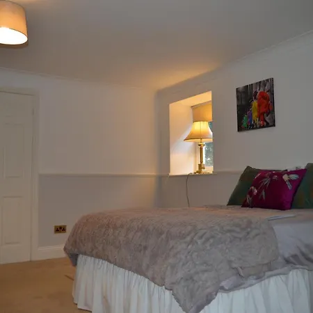 Spacious 2 Bedroom In Clifton *