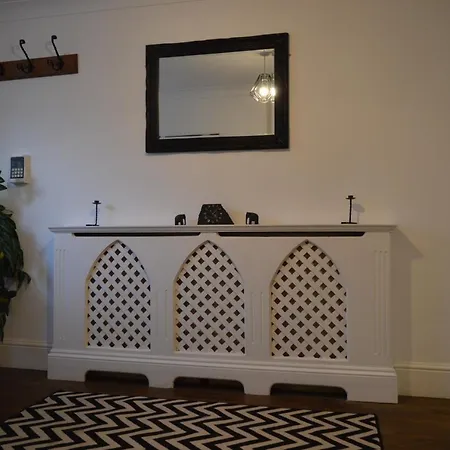 Spacious 2 Bedroom In Clifton Apartment