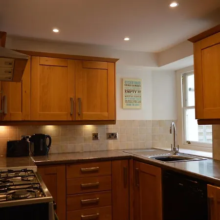 Spacious 2 Bedroom In Clifton Apartment