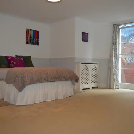 Spacious 2 Bedroom In Clifton Apartment *