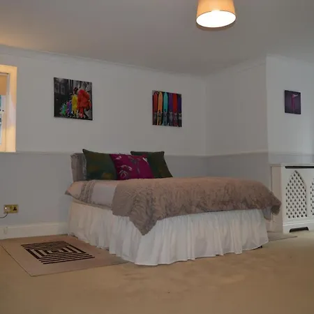 Spacious 2 Bedroom In Clifton Apartment Bristol