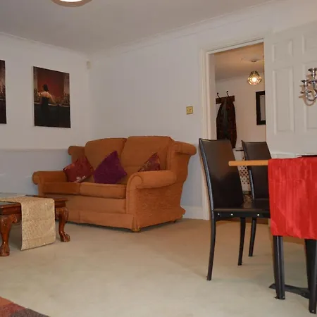 Spacious 2 Bedroom In Clifton