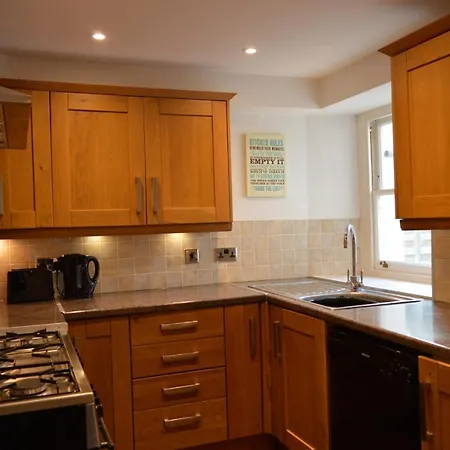 Spacious 2 Bedroom In Clifton