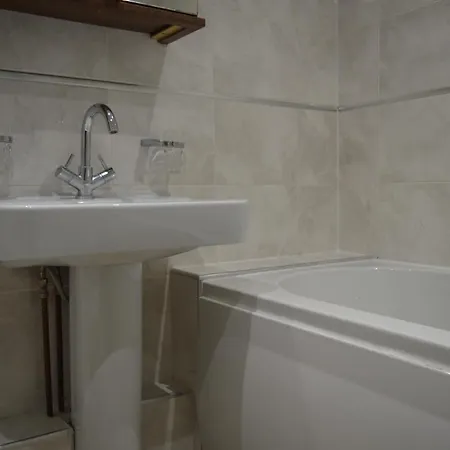 Spacious 2 Bedroom In Clifton Apartment Bristol